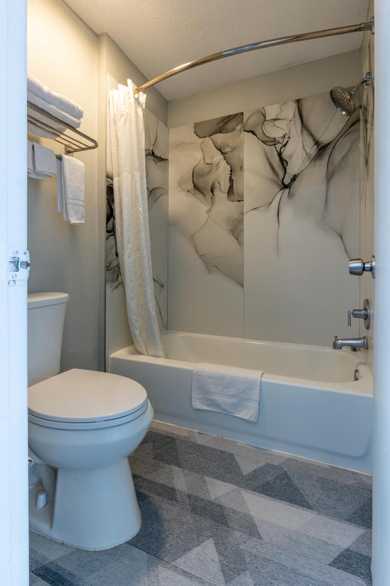 Freer Executive Inn And Studios Экстерьер фото