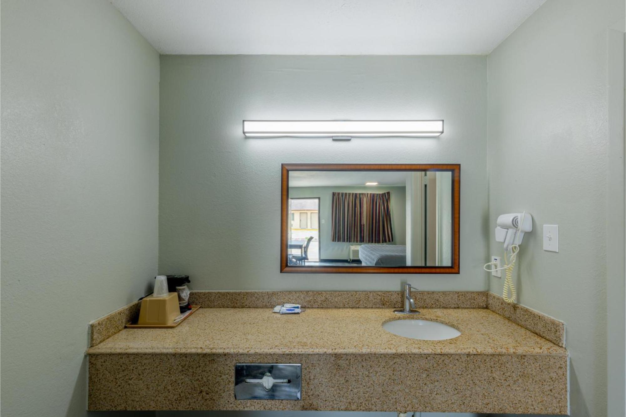 Freer Executive Inn And Studios Экстерьер фото