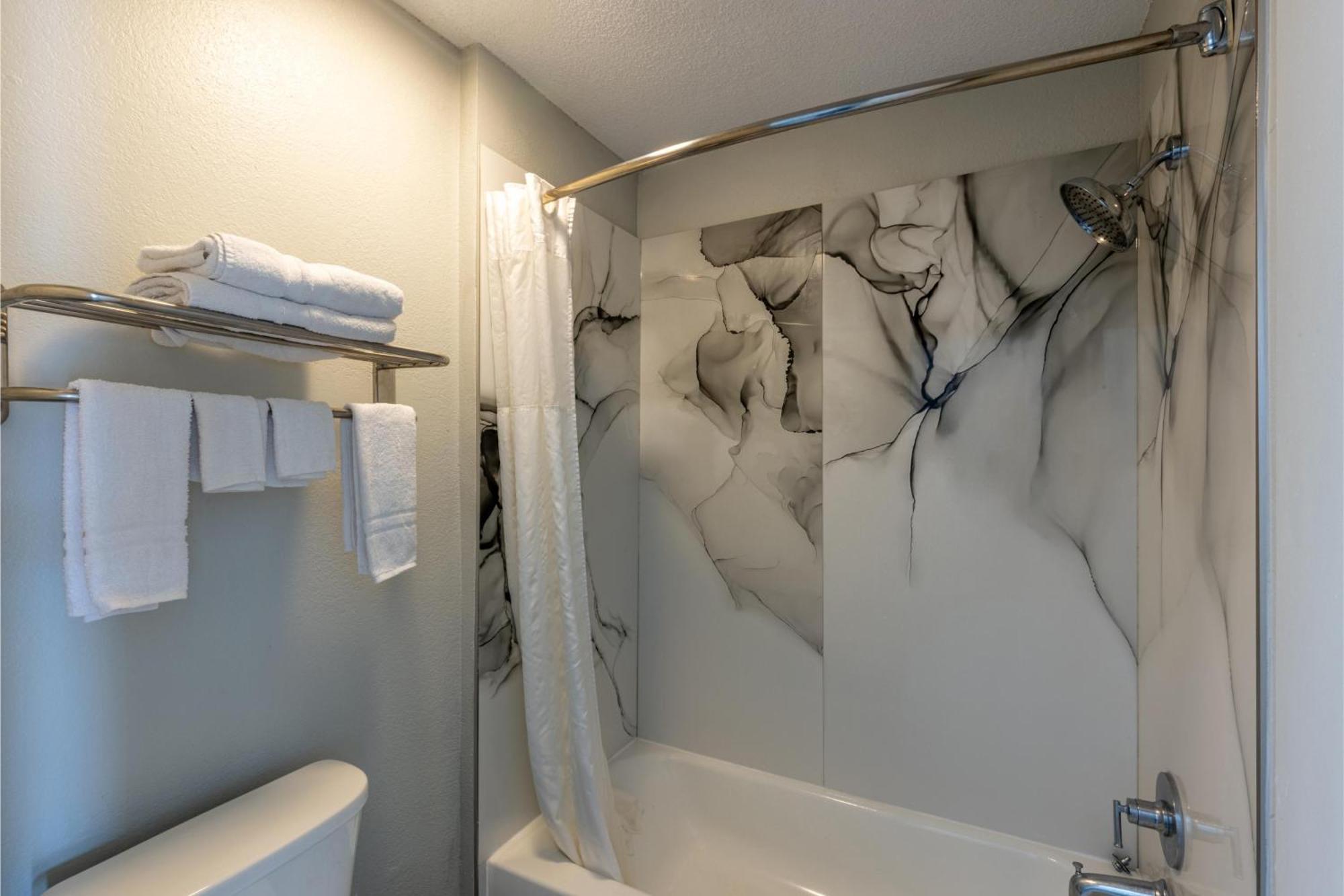 Freer Executive Inn And Studios Экстерьер фото