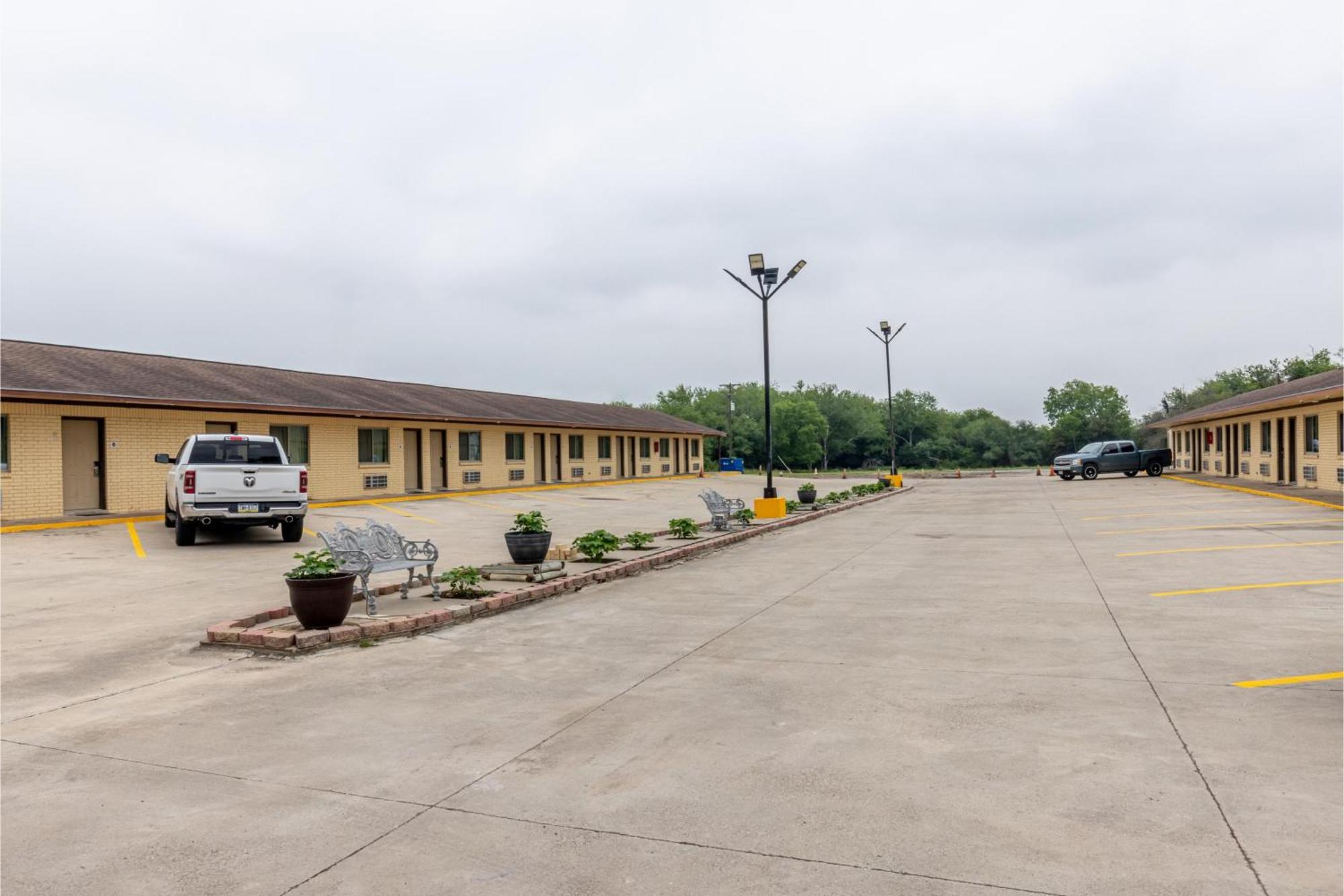 Freer Executive Inn And Studios Экстерьер фото