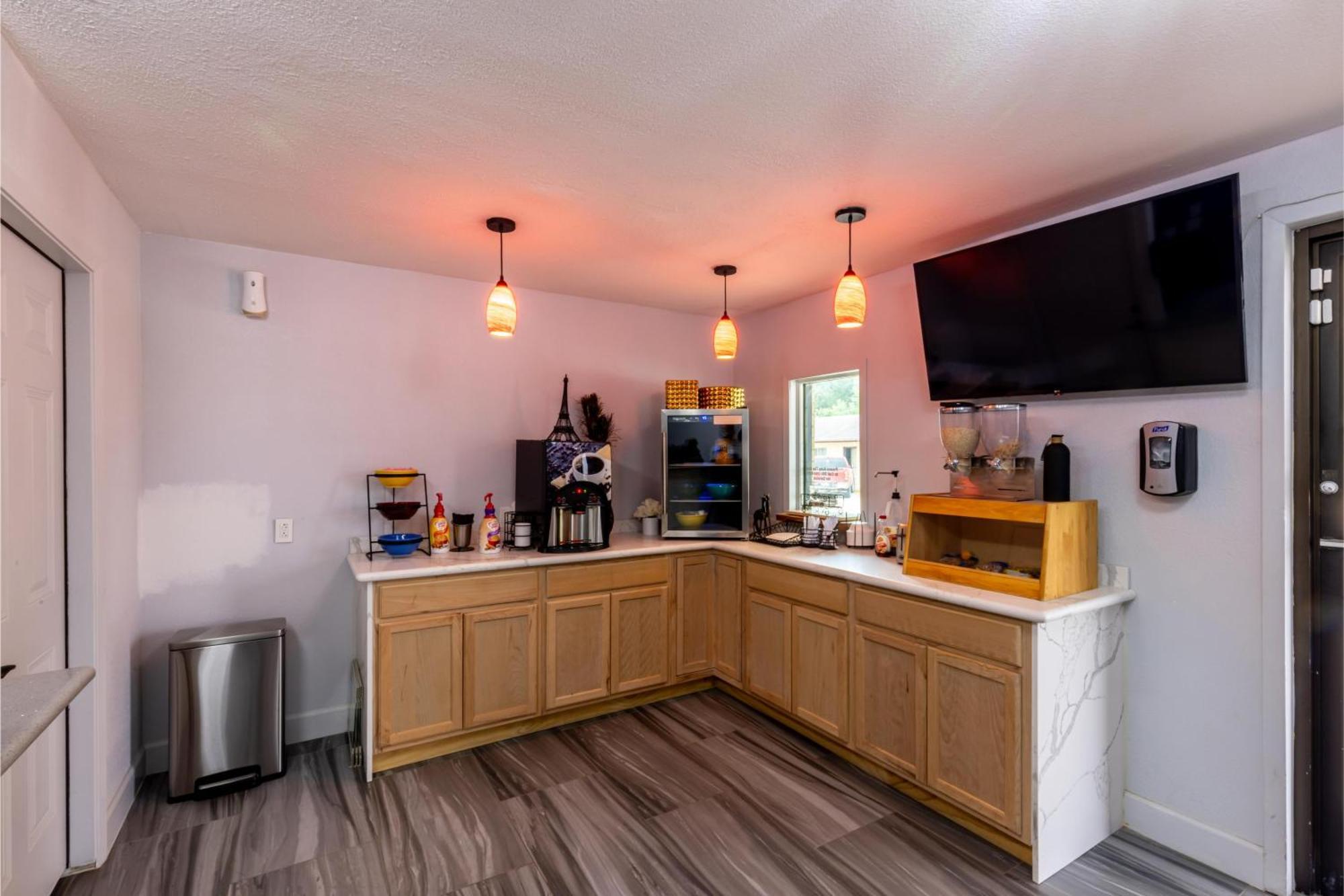 Freer Executive Inn And Studios Экстерьер фото
