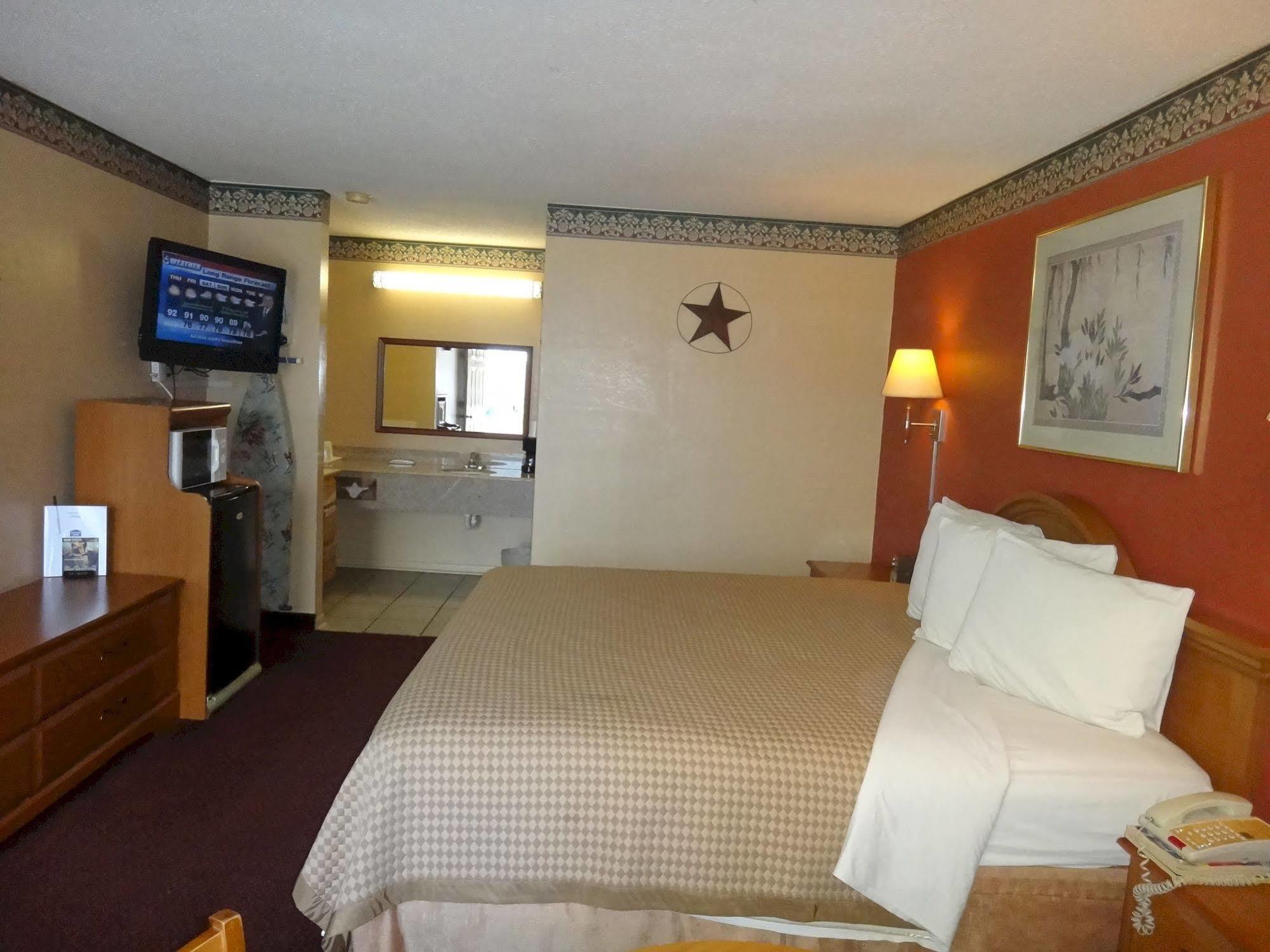 Freer Executive Inn And Studios Экстерьер фото