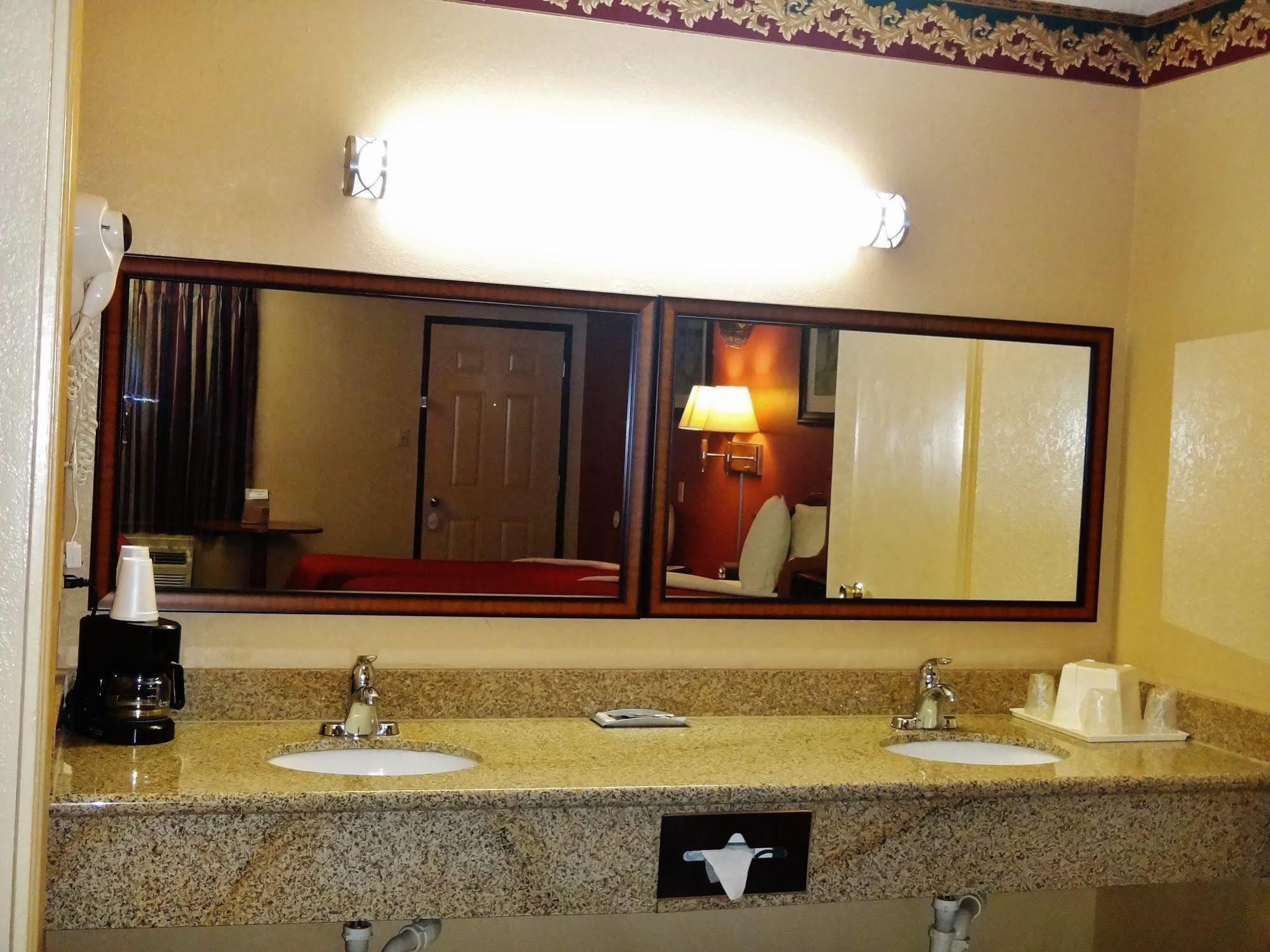 Freer Executive Inn And Studios Экстерьер фото