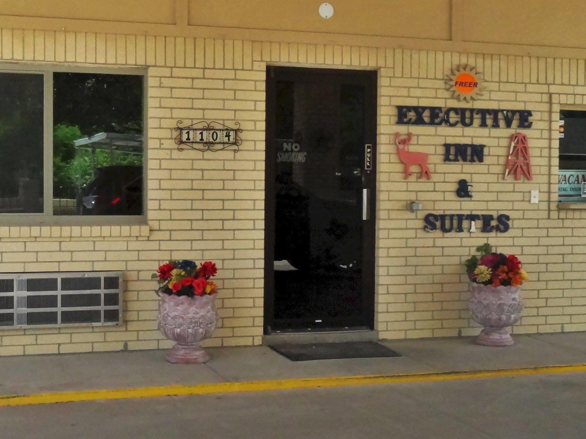 Freer Executive Inn And Studios Экстерьер фото