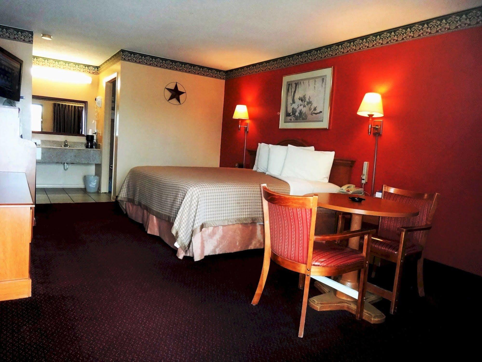 Freer Executive Inn And Studios Экстерьер фото