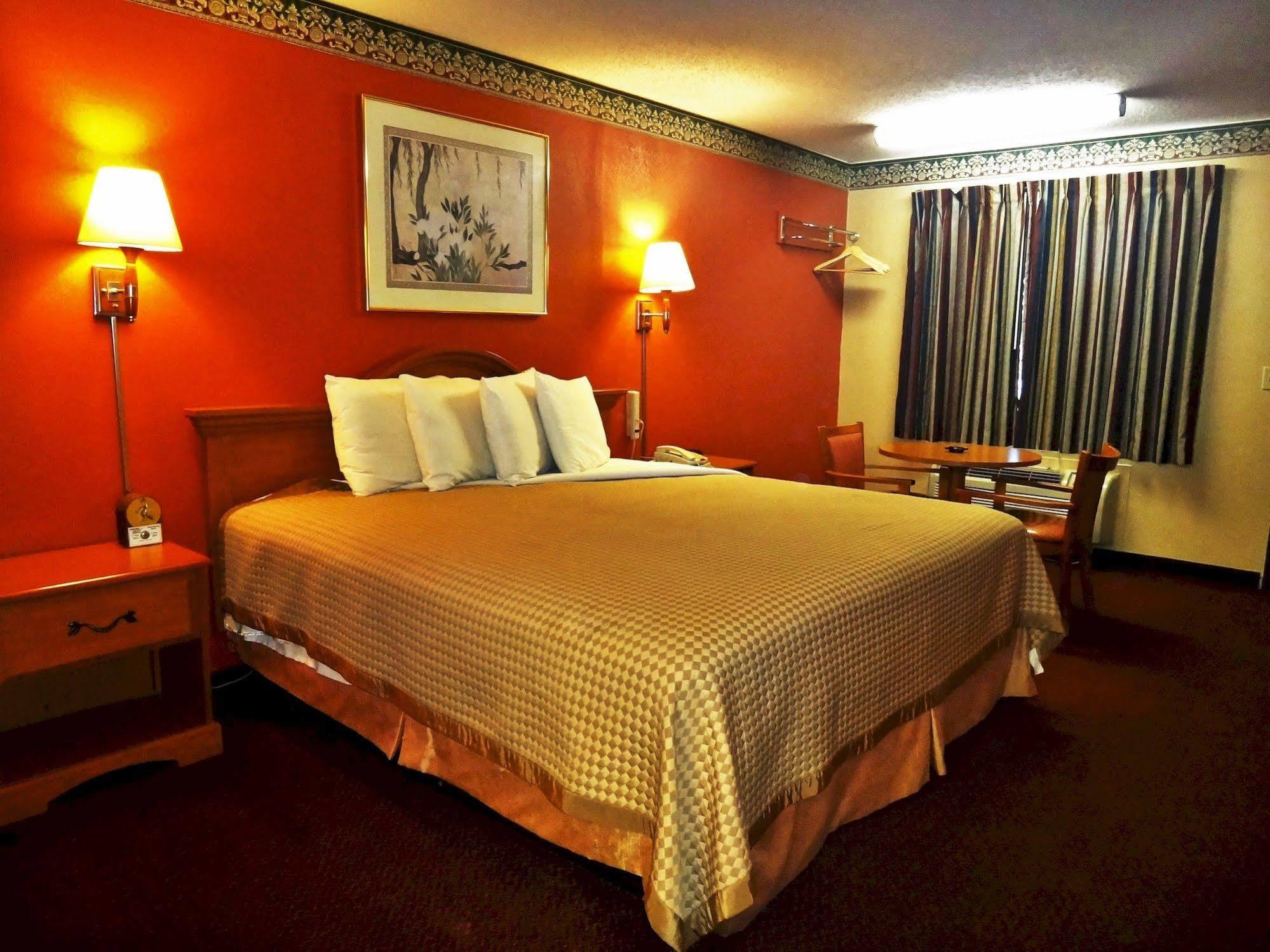 Freer Executive Inn And Studios Экстерьер фото