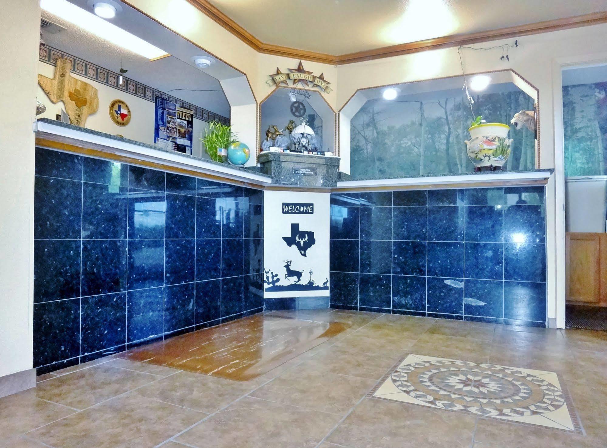 Freer Executive Inn And Studios Экстерьер фото